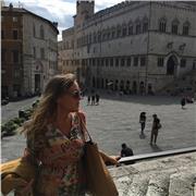 Docente di filosofia impartisce lezioni a studenti di liceo e magistrali